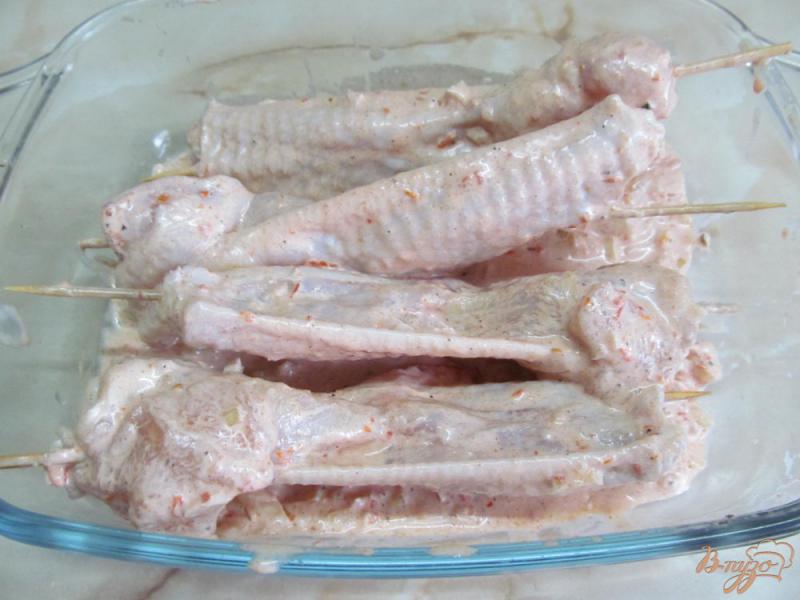 Фото приготовление рецепта: Куриные крылышки на шпажках шаг №5