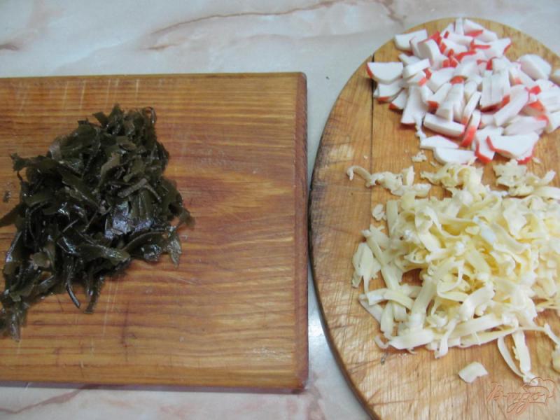 Фото приготовление рецепта: Салат из морской капусты шаг №3