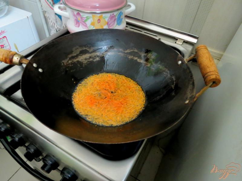 Фото приготовление рецепта: Рисовая лапша с овощами и грибами шаг №6