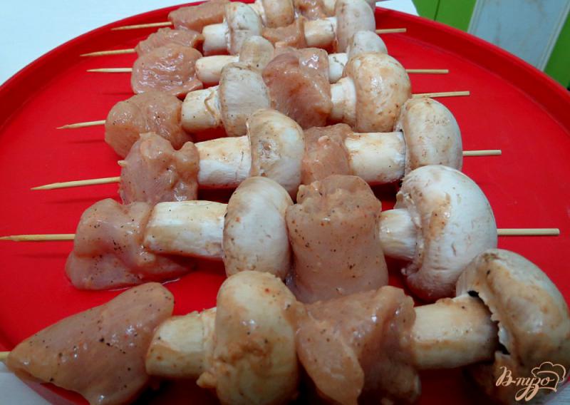 Фото приготовление рецепта: Куриные шашлычки с грибами шаг №6