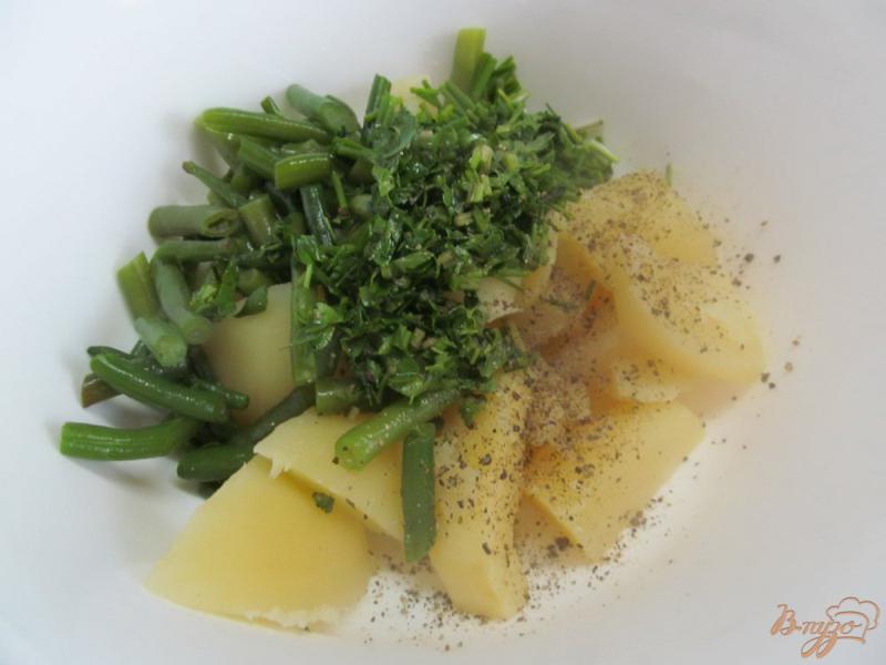 Фото приготовление рецепта: Теплый картофельный салат с фасолью шаг №8