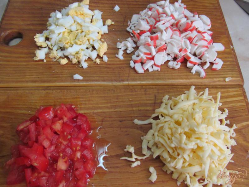 Фото приготовление рецепта: Салат с крабовыми палочками и фасолью шаг №2