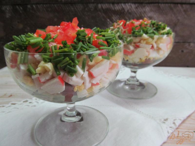 Фото приготовление рецепта: Салат с крабовыми палочками и фасолью шаг №8