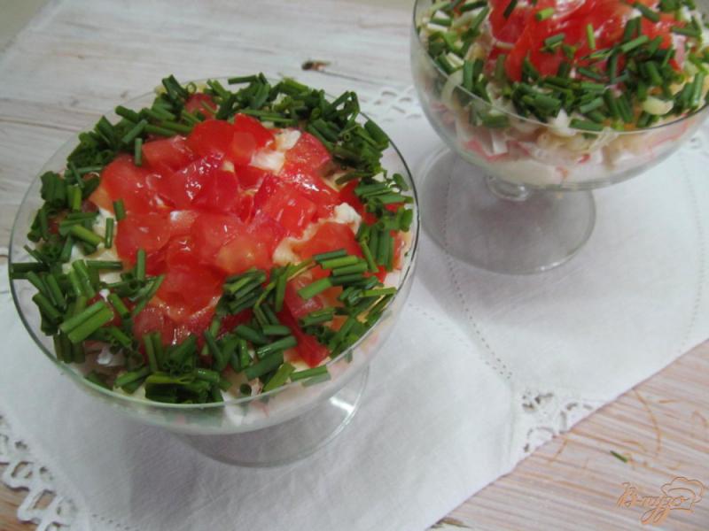 Фото приготовление рецепта: Салат с крабовыми палочками и фасолью шаг №7