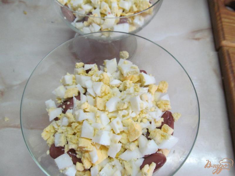 Фото приготовление рецепта: Салат с крабовыми палочками и фасолью шаг №4