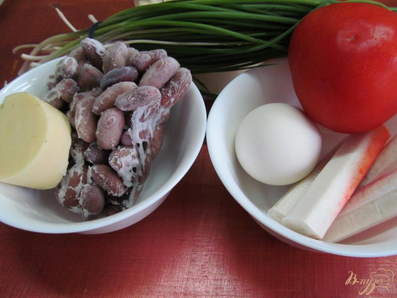 Фото приготовление рецепта: Салат с крабовыми палочками и фасолью шаг №1