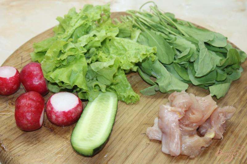 Фото приготовление рецепта: Салат с курицы и рукколы с овощами шаг №1