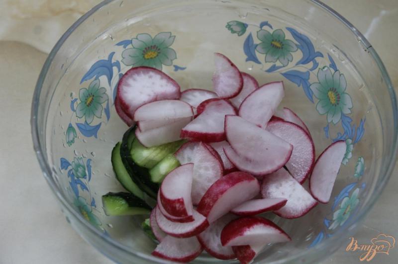 Фото приготовление рецепта: Салат с курицы и рукколы с овощами шаг №3