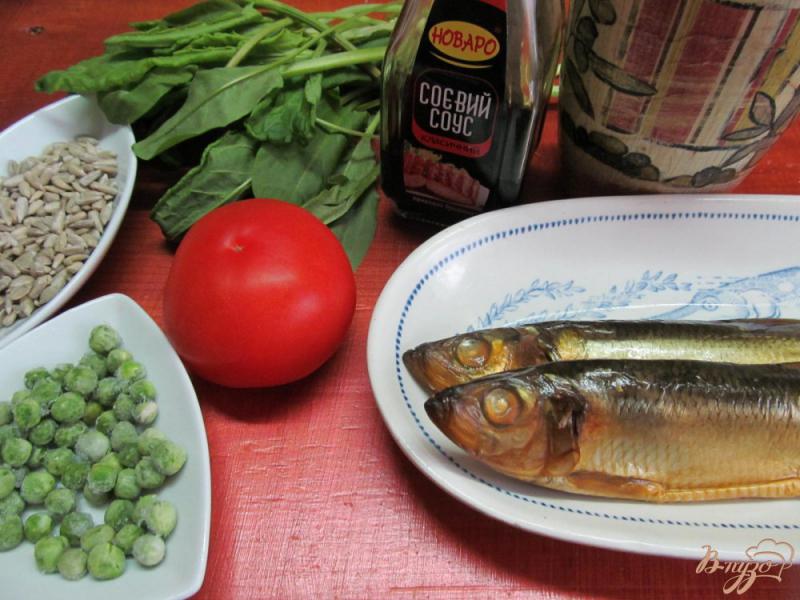 Фото приготовление рецепта: Салат из копченой рыбы шаг №1
