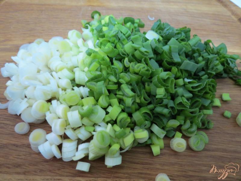 Фото приготовление рецепта: Салат из молодой капусты шаг №3