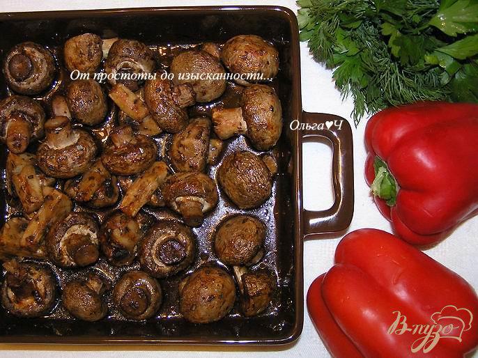 Фото приготовление рецепта: Шампиньоны, запеченные в соево-томатном соусе с орегано шаг №4