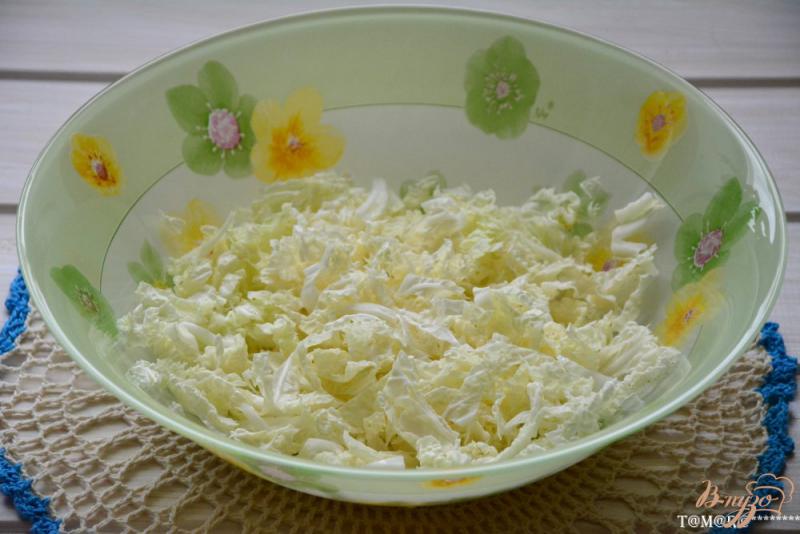 Фото приготовление рецепта: Пикантный салат в апельсиновой корзиночке шаг №3