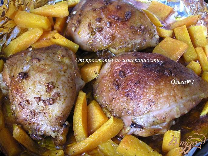 Фото приготовление рецепта: Пряные куриные бедрышки с тыквой шаг №5