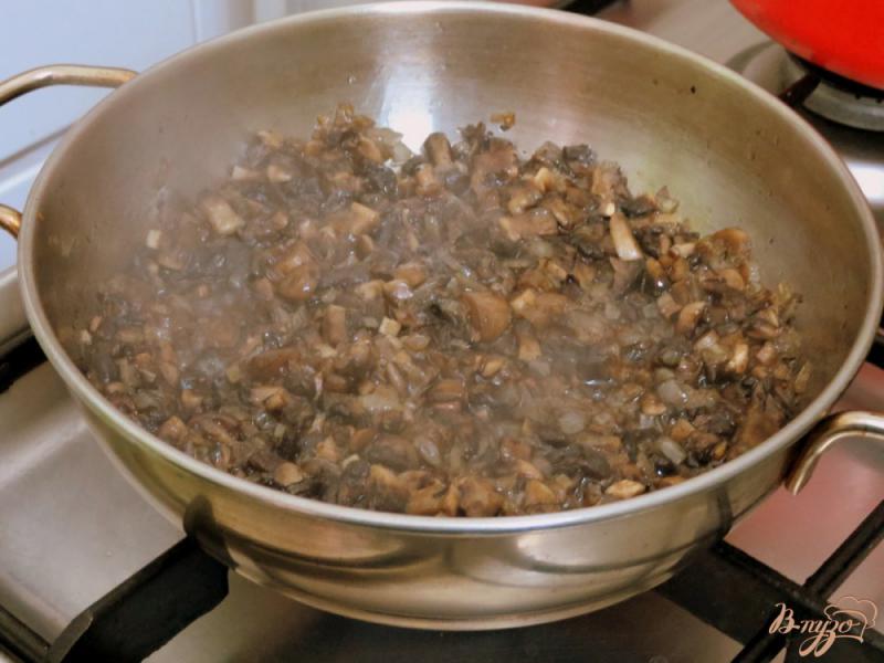 Фото приготовление рецепта: Картофельные пирожки с грибами шаг №5