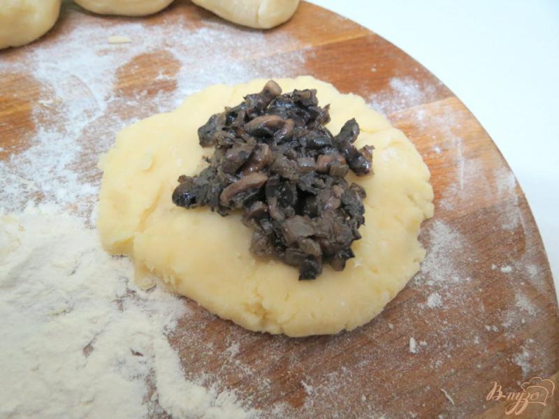 Фото приготовление рецепта: Картофельные пирожки с грибами шаг №7
