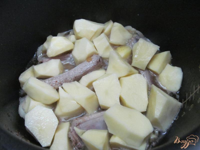 Фото приготовление рецепта: Свиные ребра с овощами в мультиварке шаг №5