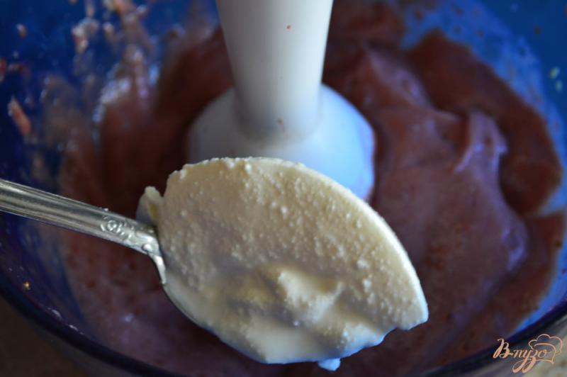 Фото приготовление рецепта: Десертный крем из авокадо и клубники шаг №3