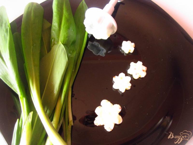 Фото приготовление рецепта: Сырные цветы шаг №5