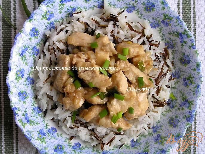 Фото приготовление рецепта: Куриное филе в соевом соусе с кедровыми орешками и рисом шаг №6
