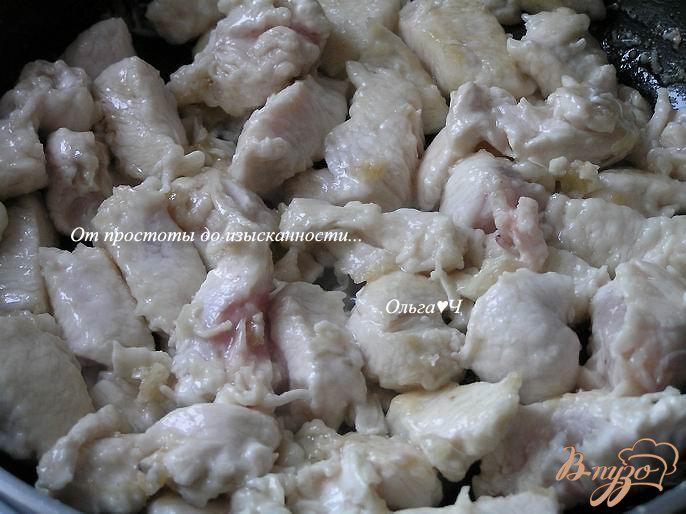 Фото приготовление рецепта: Куриное филе в соевом соусе с кедровыми орешками и рисом шаг №2