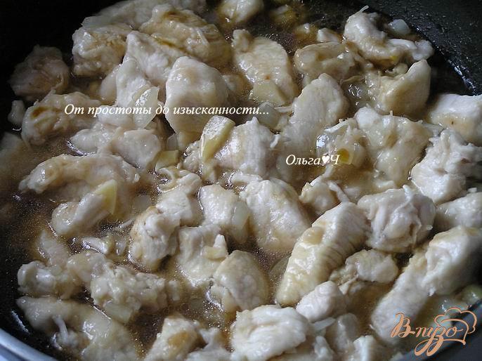 Фото приготовление рецепта: Куриное филе в соевом соусе с кедровыми орешками и рисом шаг №4