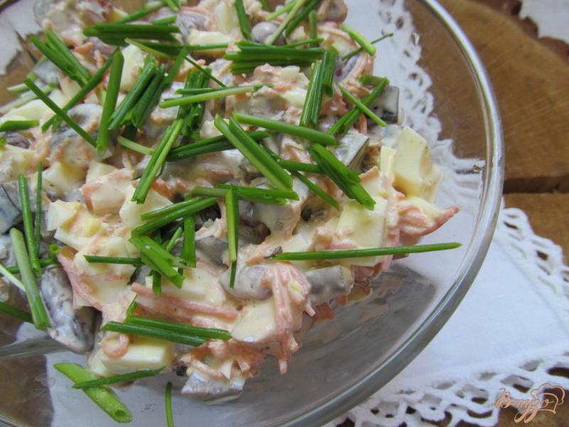 Фото приготовление рецепта: Салат из фасоли грибов и копченой курицы шаг №6
