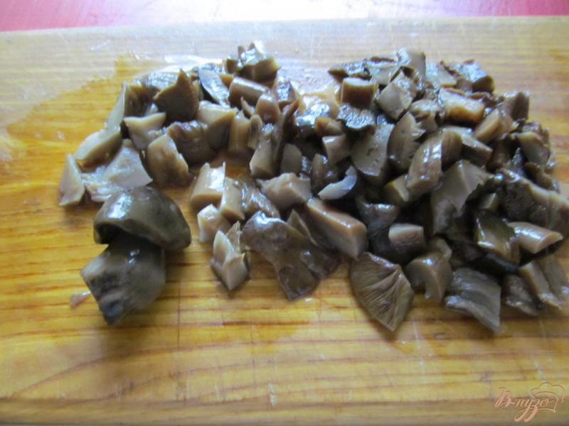 Фото приготовление рецепта: Салат из фасоли грибов и копченой курицы шаг №3