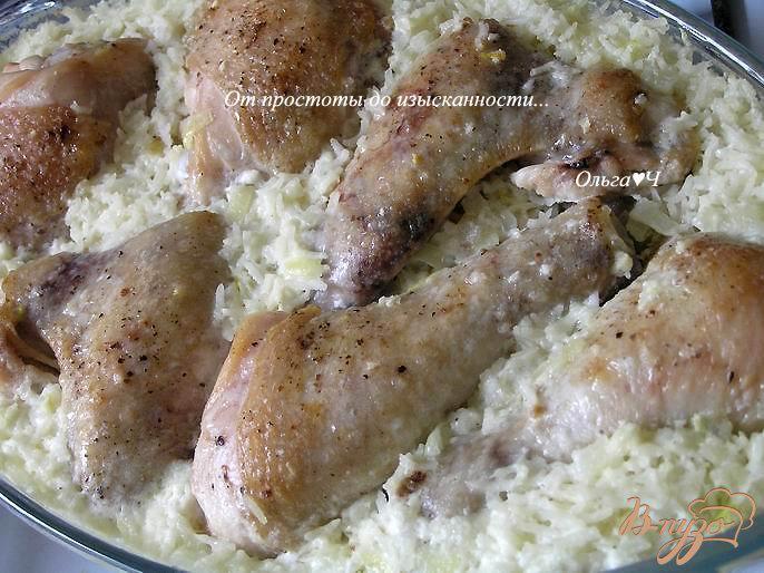 Фото приготовление рецепта: Курица, запеченная с рисом в чесночном соусе шаг №4