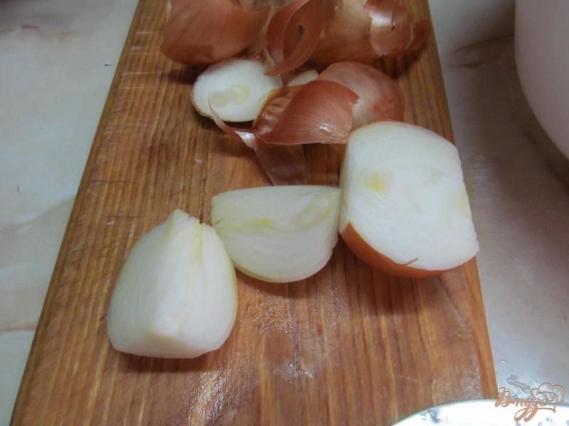Фото приготовление рецепта: Фрикадельки с сыром и арахисом в сметанном соусе шаг №2