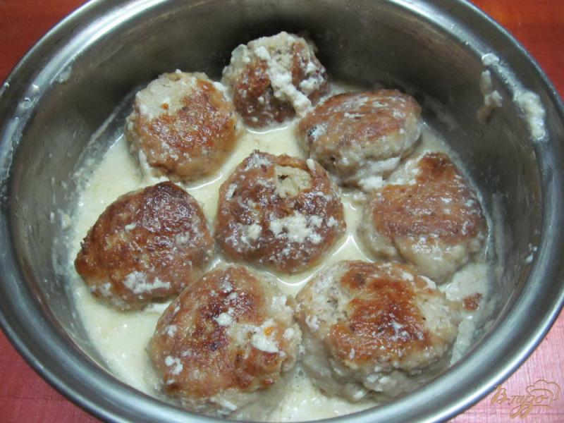 Фото приготовление рецепта: Фрикадельки с сыром и арахисом в сметанном соусе шаг №8