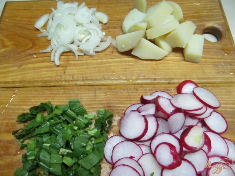 Фото приготовление рецепта: Салат из картофеля и редиса шаг №2