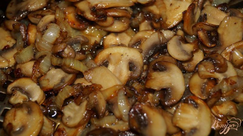 Фото приготовление рецепта: Жаренные грибы с луком шаг №4