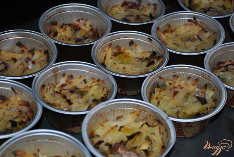 Фото приготовление рецепта: Порционный картофель с кальмарами шаг №7
