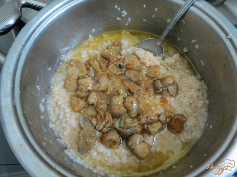 Фото приготовление рецепта: Томлёная ячневая каша с белыми грибами шаг №10
