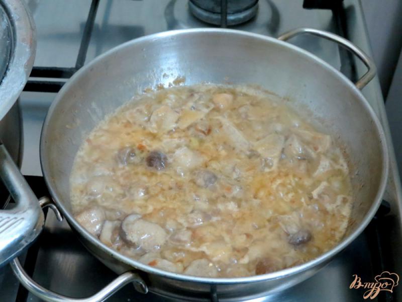 Фото приготовление рецепта: Томлёная ячневая каша с белыми грибами шаг №9