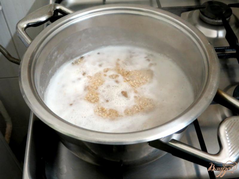 Фото приготовление рецепта: Томлёная ячневая каша с белыми грибами шаг №3