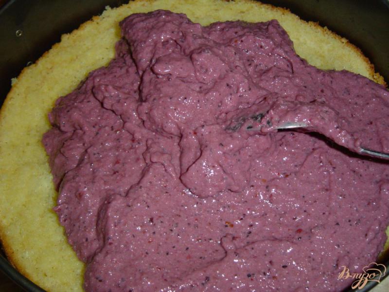 Фото приготовление рецепта: Торт с ягодно - муссовой прослойкой шаг №5
