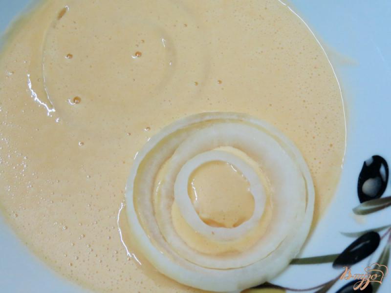 Фото приготовление рецепта: Луковые кольца с зелёным соусом шаг №7