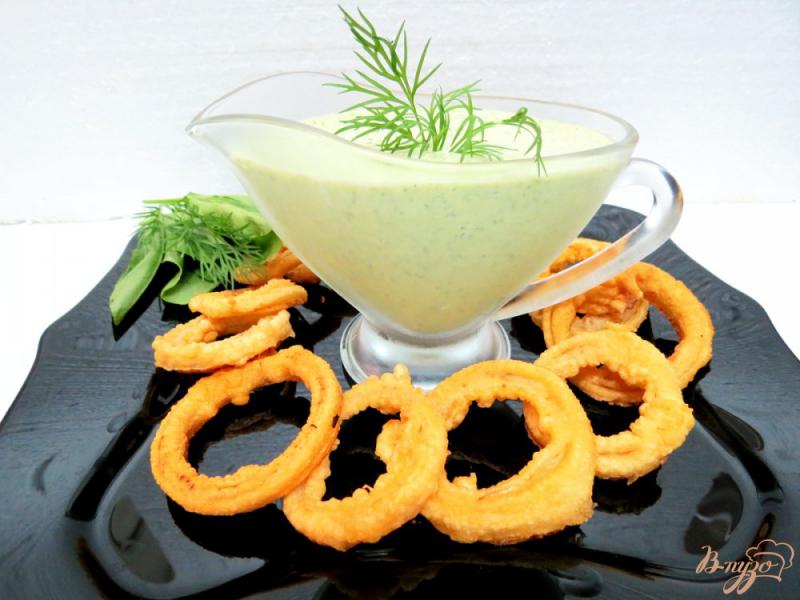 Фото приготовление рецепта: Луковые кольца с зелёным соусом шаг №9