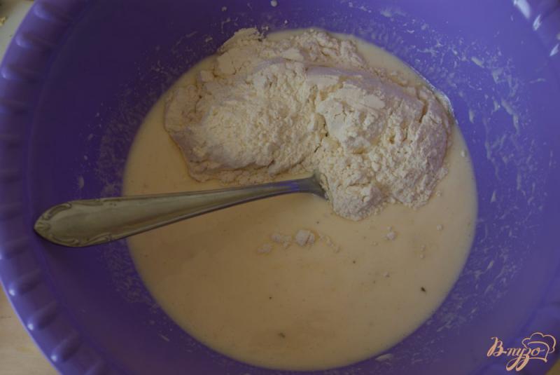 Фото приготовление рецепта: Ленивые пирожки с луком, яйцом и чесночным соусом шаг №7
