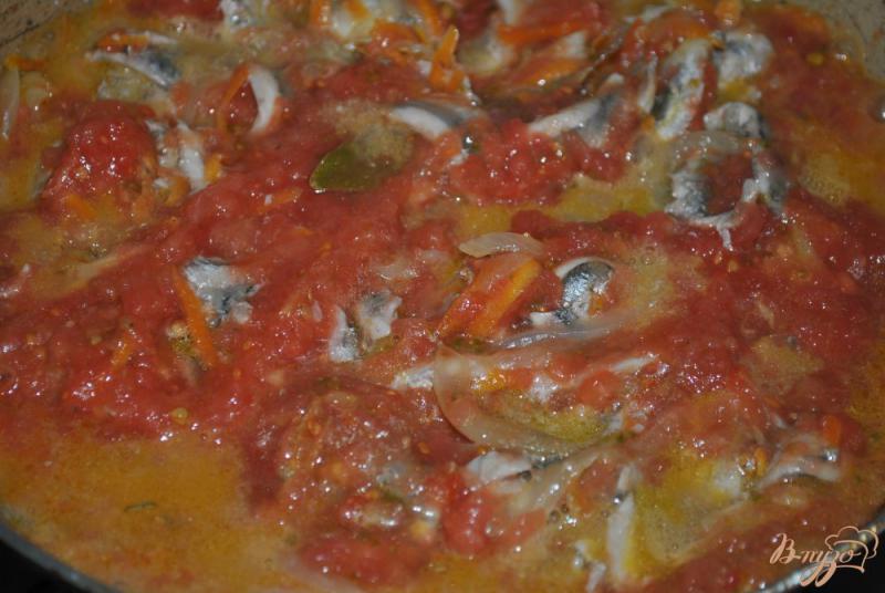 Фото приготовление рецепта: Хамса в томатном соусе шаг №8