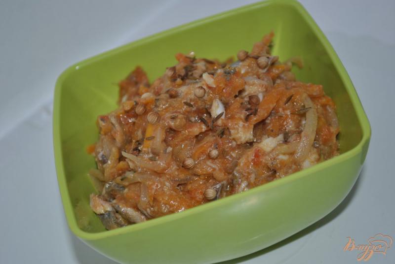 Фото приготовление рецепта: Хамса в томатном соусе шаг №10