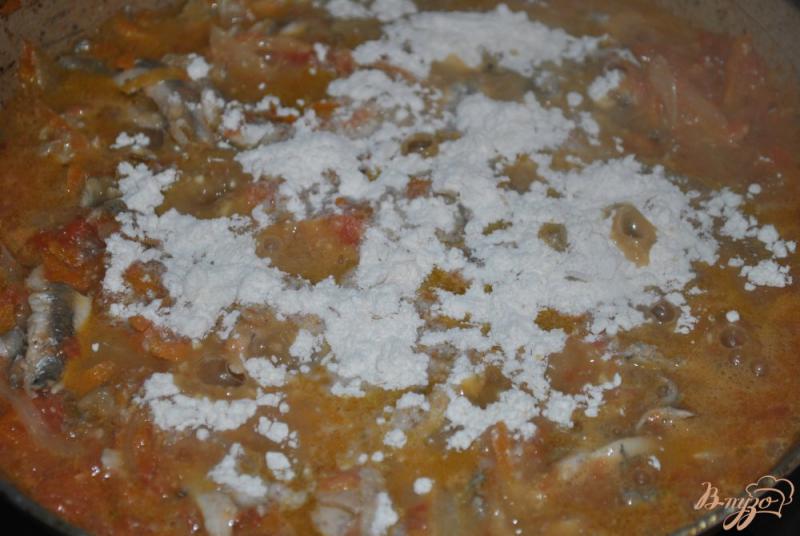 Фото приготовление рецепта: Хамса в томатном соусе шаг №9