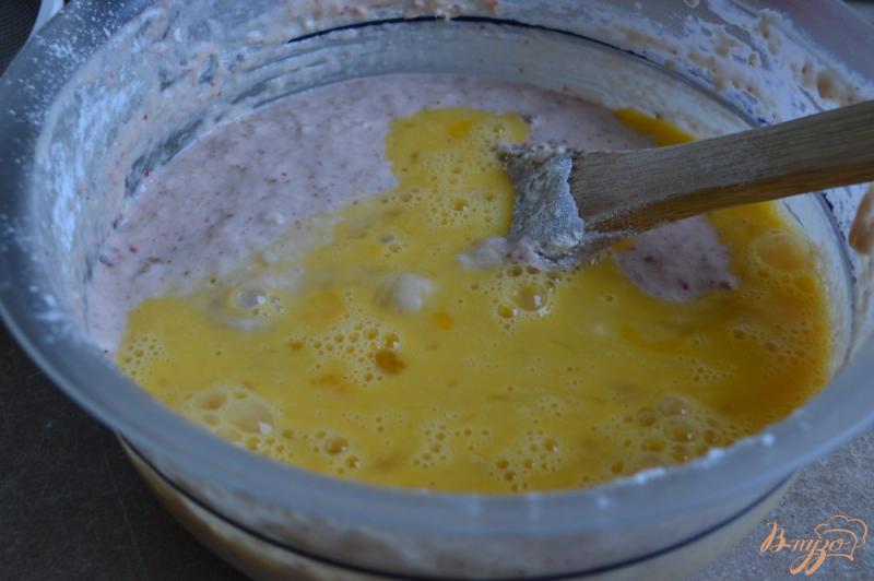 Фото приготовление рецепта: Дрожжевые оладьи с клубникой и каштанами шаг №6