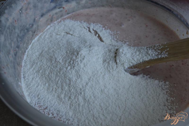 Фото приготовление рецепта: Дрожжевые оладьи с клубникой и каштанами шаг №5