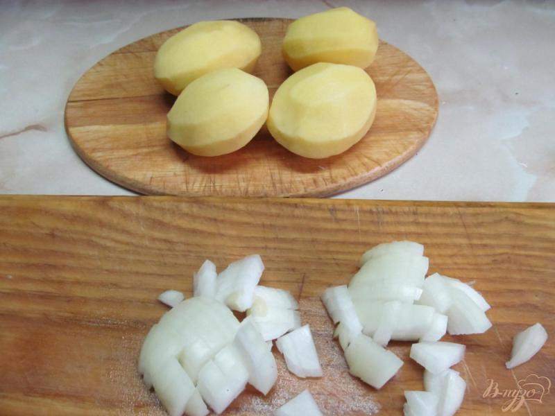 Фото приготовление рецепта: Картофельная запеканка под помидорами шаг №1