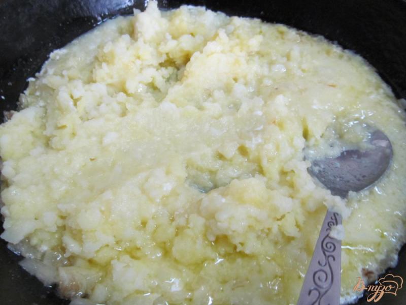 Фото приготовление рецепта: Картофельная запеканка под помидорами шаг №4