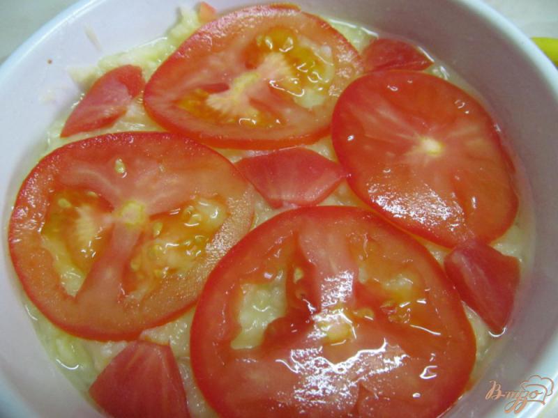 Фото приготовление рецепта: Картофельная запеканка под помидорами шаг №7