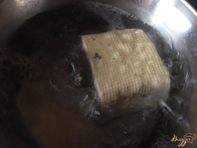 Фото приготовление рецепта: Макароны с тофу и оливками шаг №3