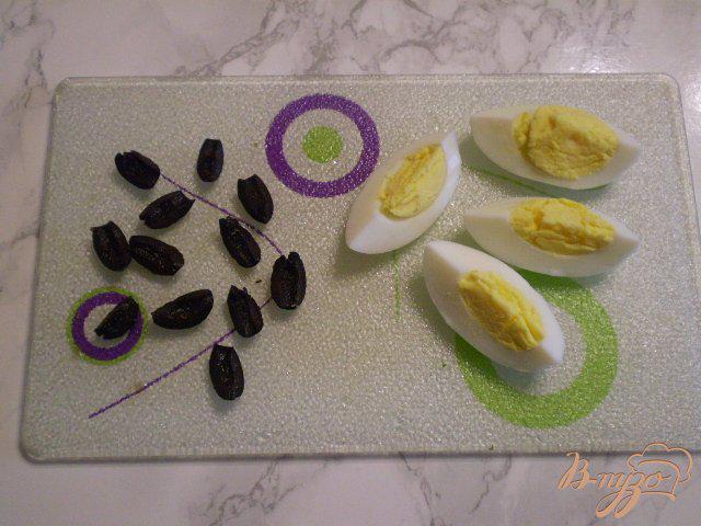 Фото приготовление рецепта: Зеленый салат с яйцом и маслинами шаг №2